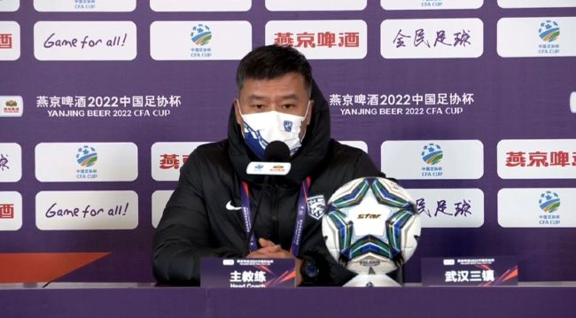 不过之后卡佩罗担任尤文主帅时执教过基耶利尼，卡佩罗接着说：“基耶利尼是个非凡的球员，多年来他一直在进步。